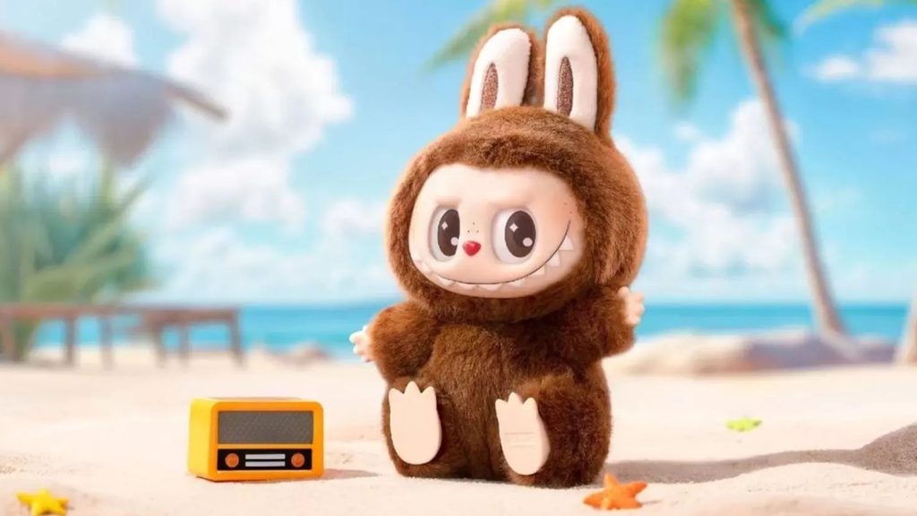 Labubu em paisagem de praia