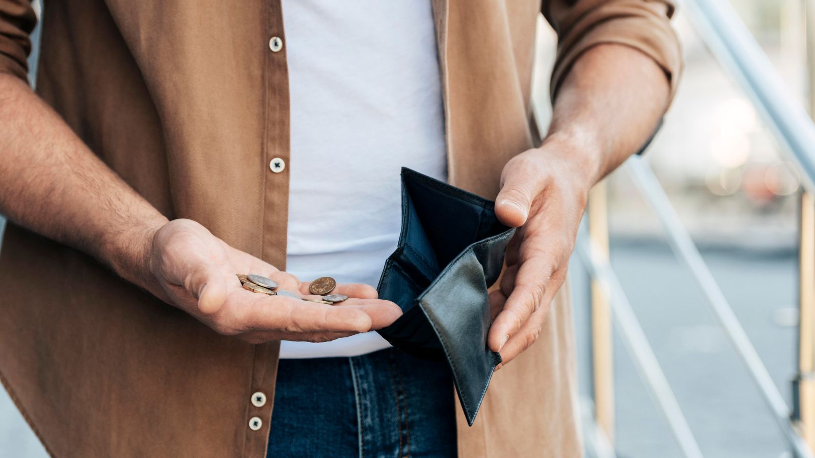 Pessoa tirando moedas da carteira