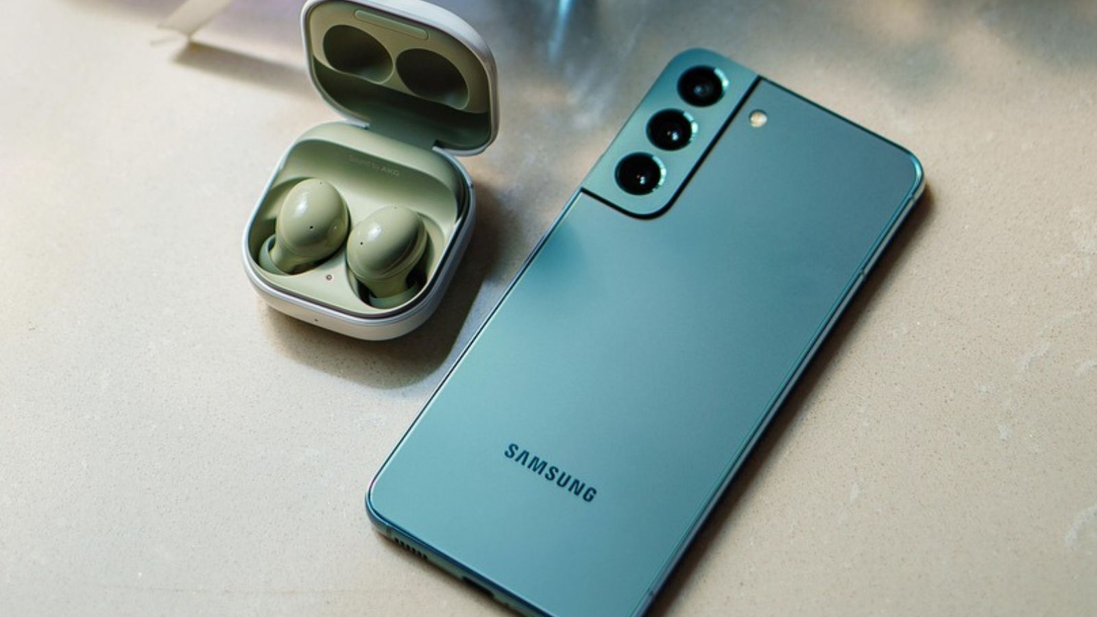 Celular da Samsung e fones