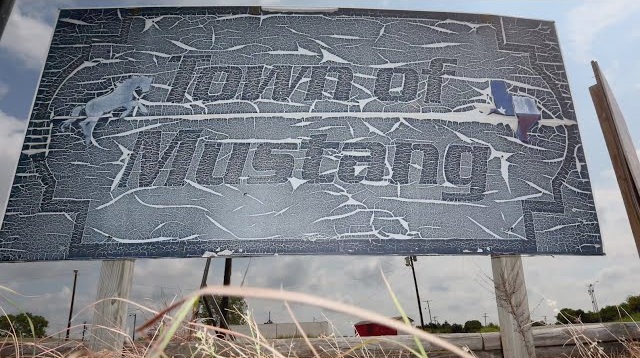 Placa indicando a cidade de Mustang, no Texas