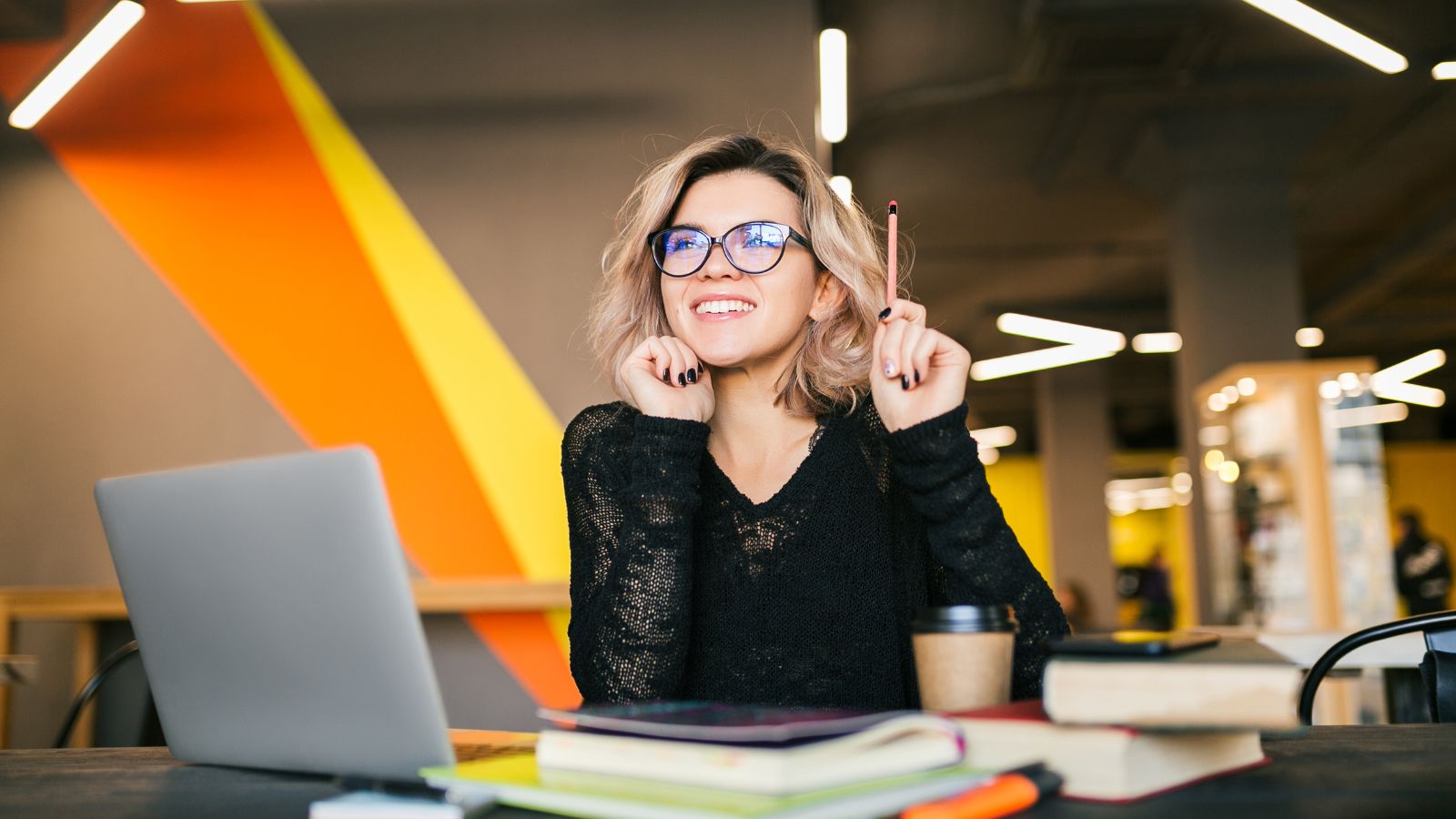 Mulher feliz no escritório