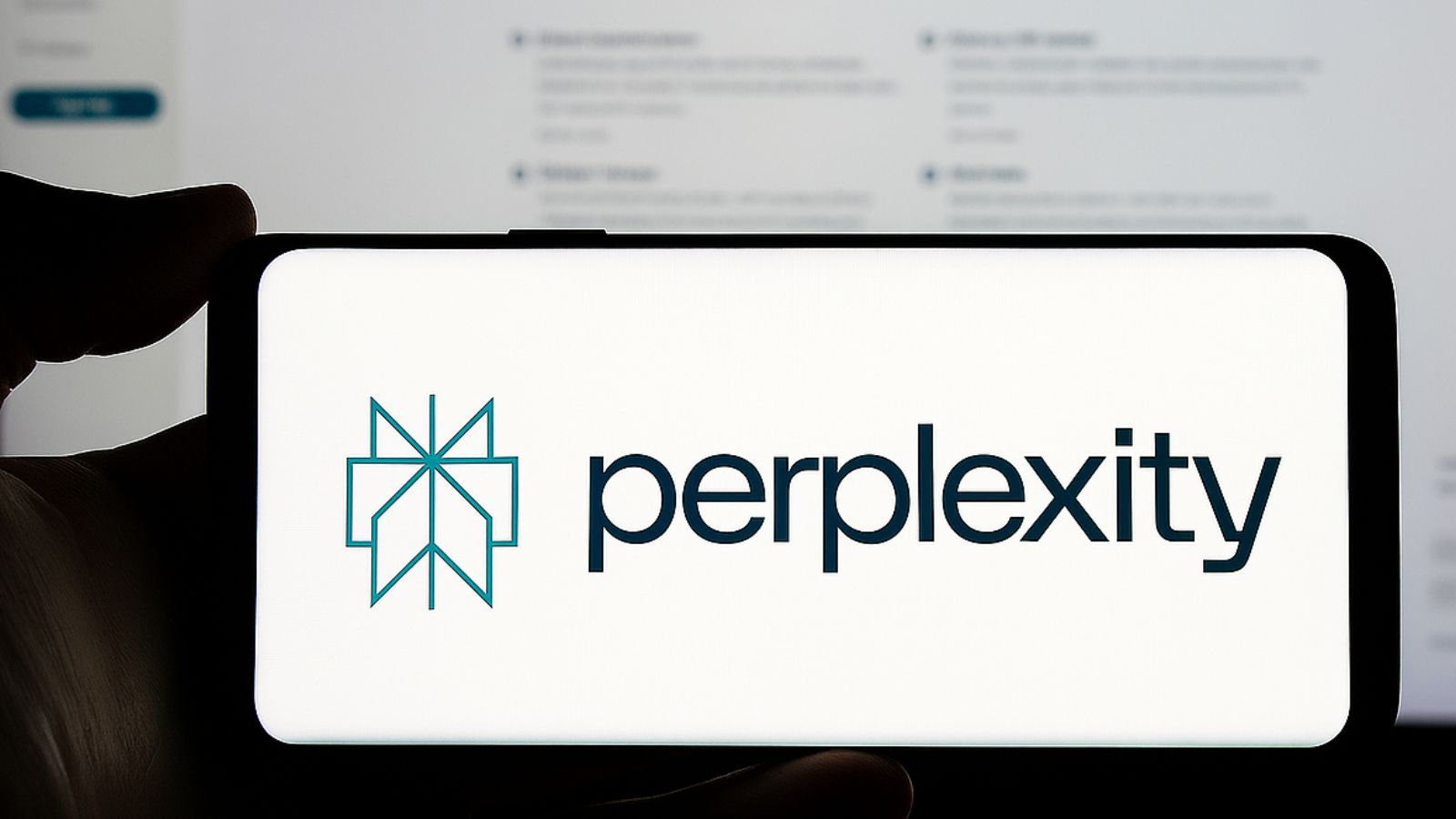 Celular aberto na tela da Perplexity