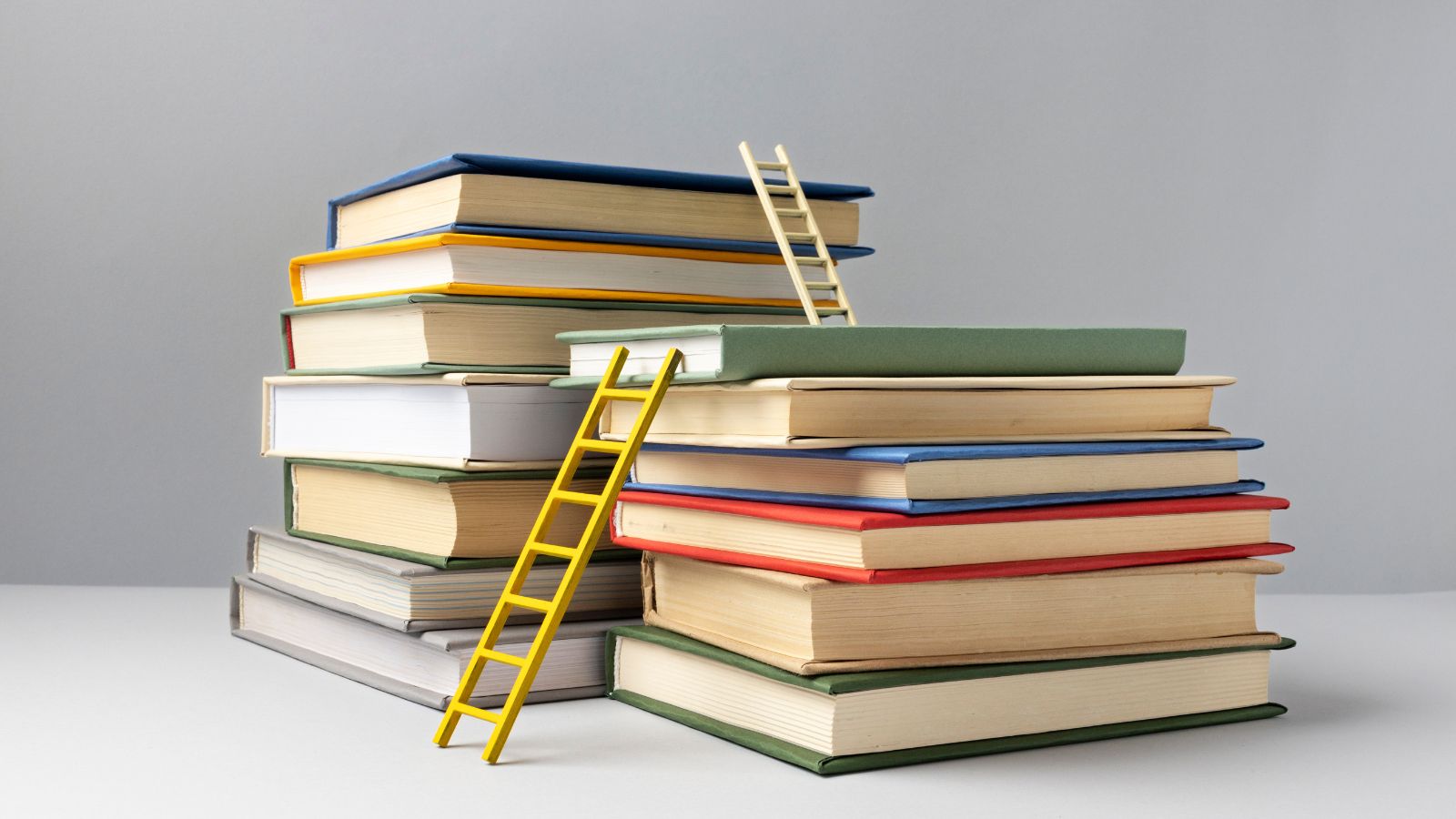 Pilha de livros com escadas