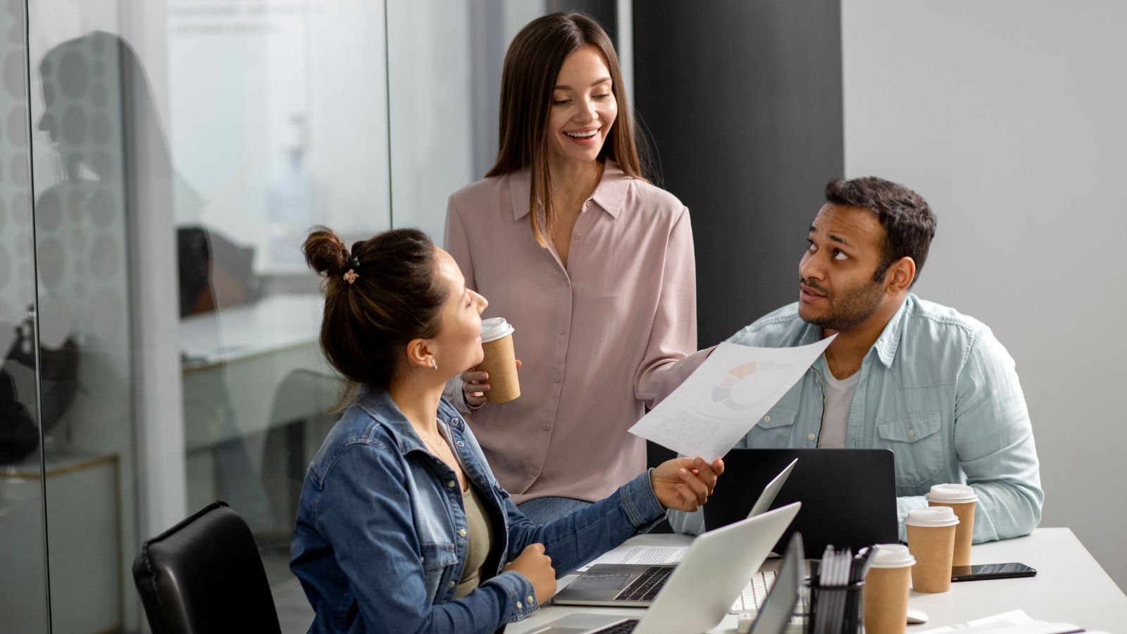 Três pessoas trabalhando juntas