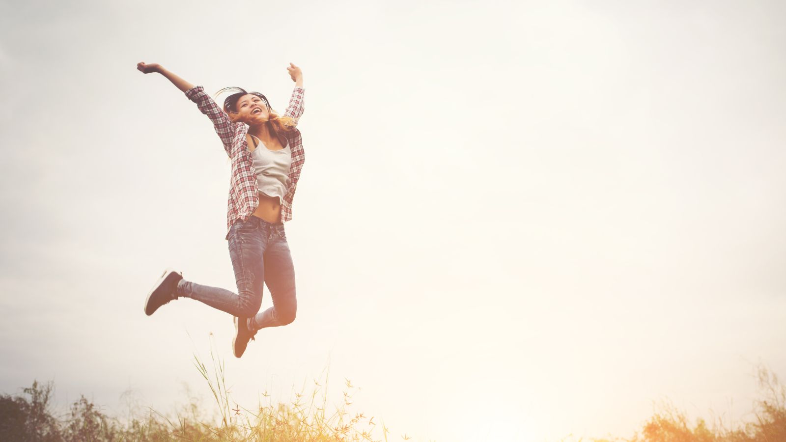 Pessoa pulando de felicidade