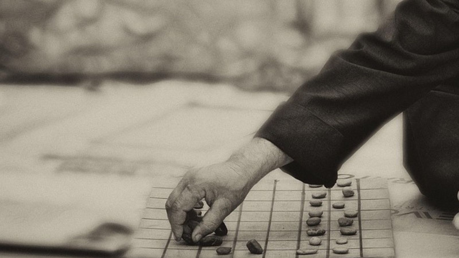 Homem jogando jogo de tabuleiro no chão