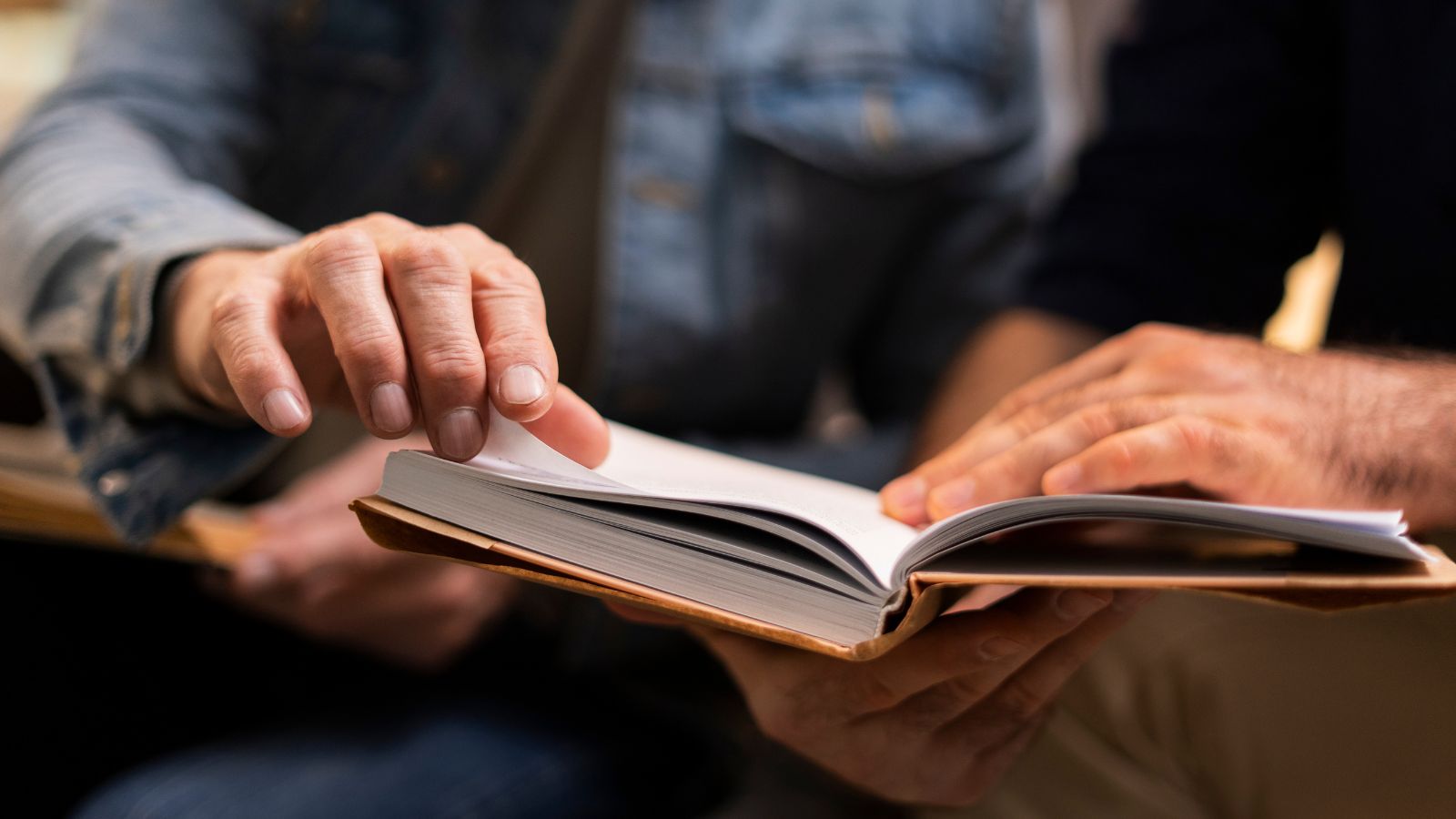 Pessoas folheando livro