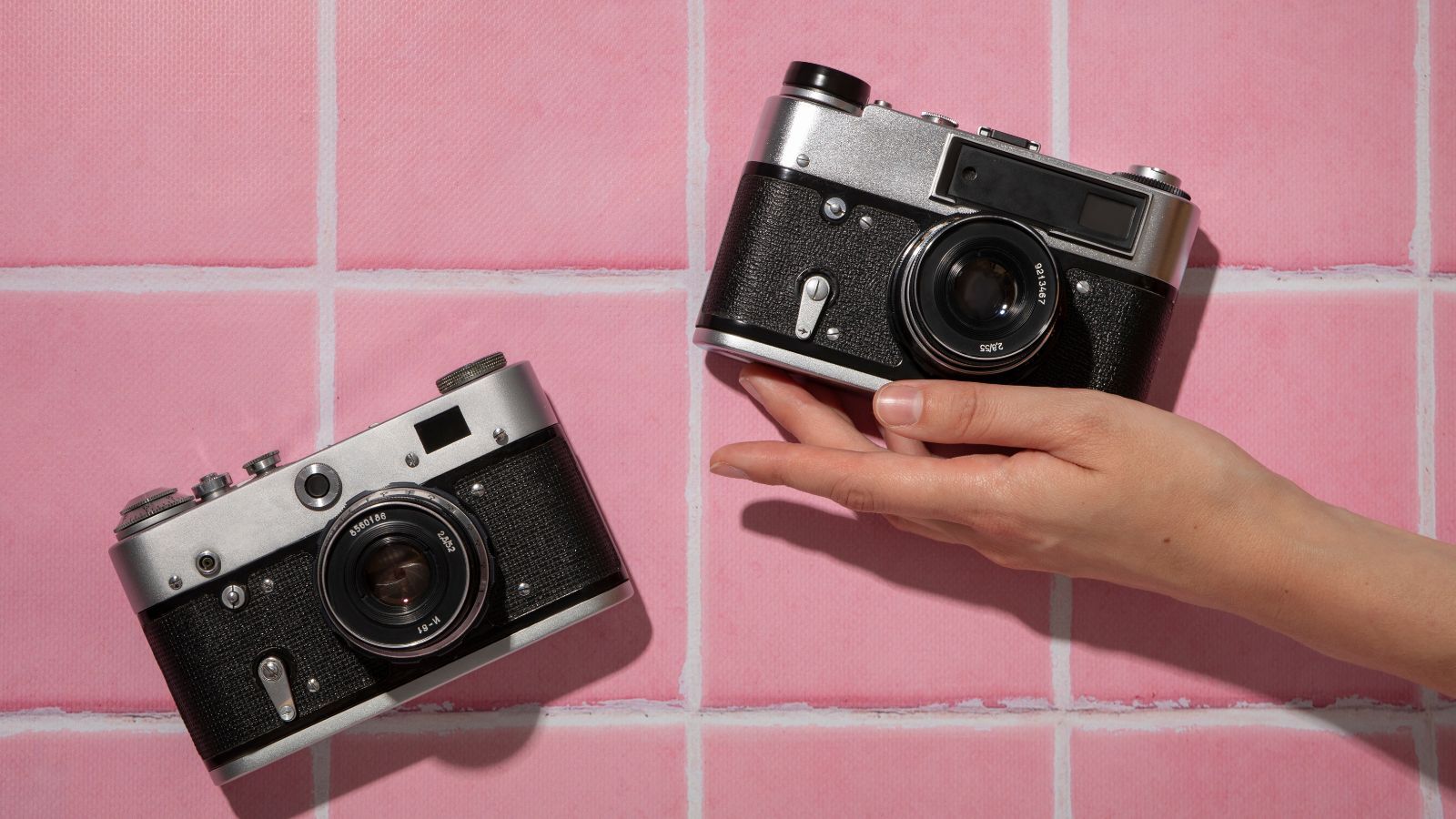 O sucesso reforça o potencial da Inteligência Artificial em criar experiências digitais que unem tecnologia, cultura pop e nostalgia no formato clássico das fotos polaroid. Créditos: Freepik