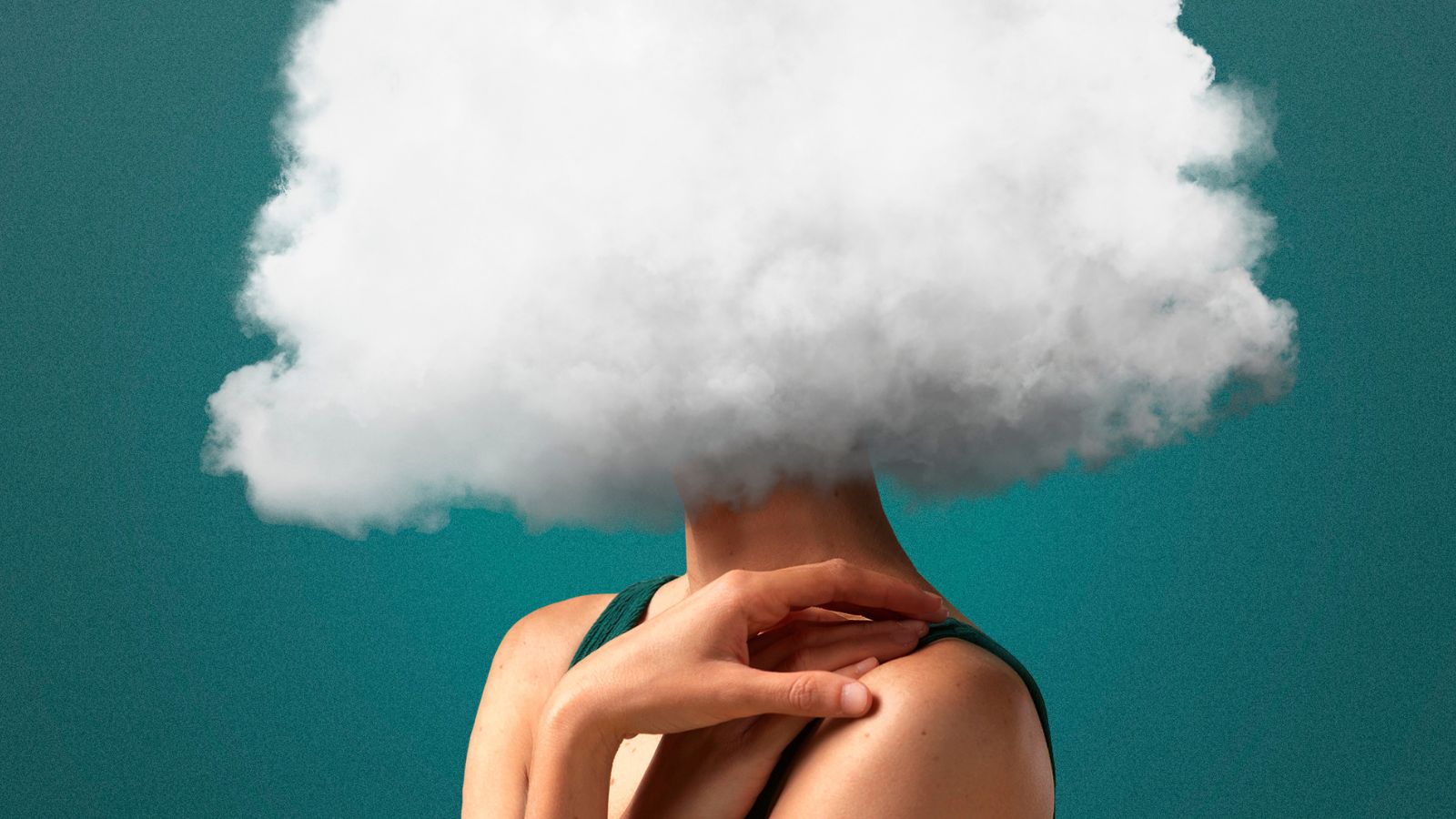 Mulher com cabeça de nuvem