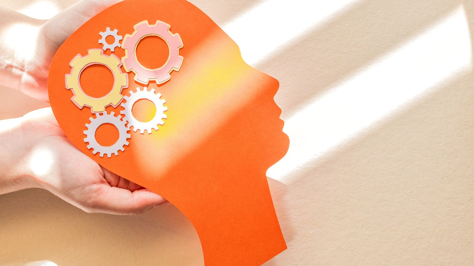 silhueta-da-cabeca-humana-com-figura-de-engrenagem-conceito-de-saude-mental-dia-mundial-da-saude-mental
