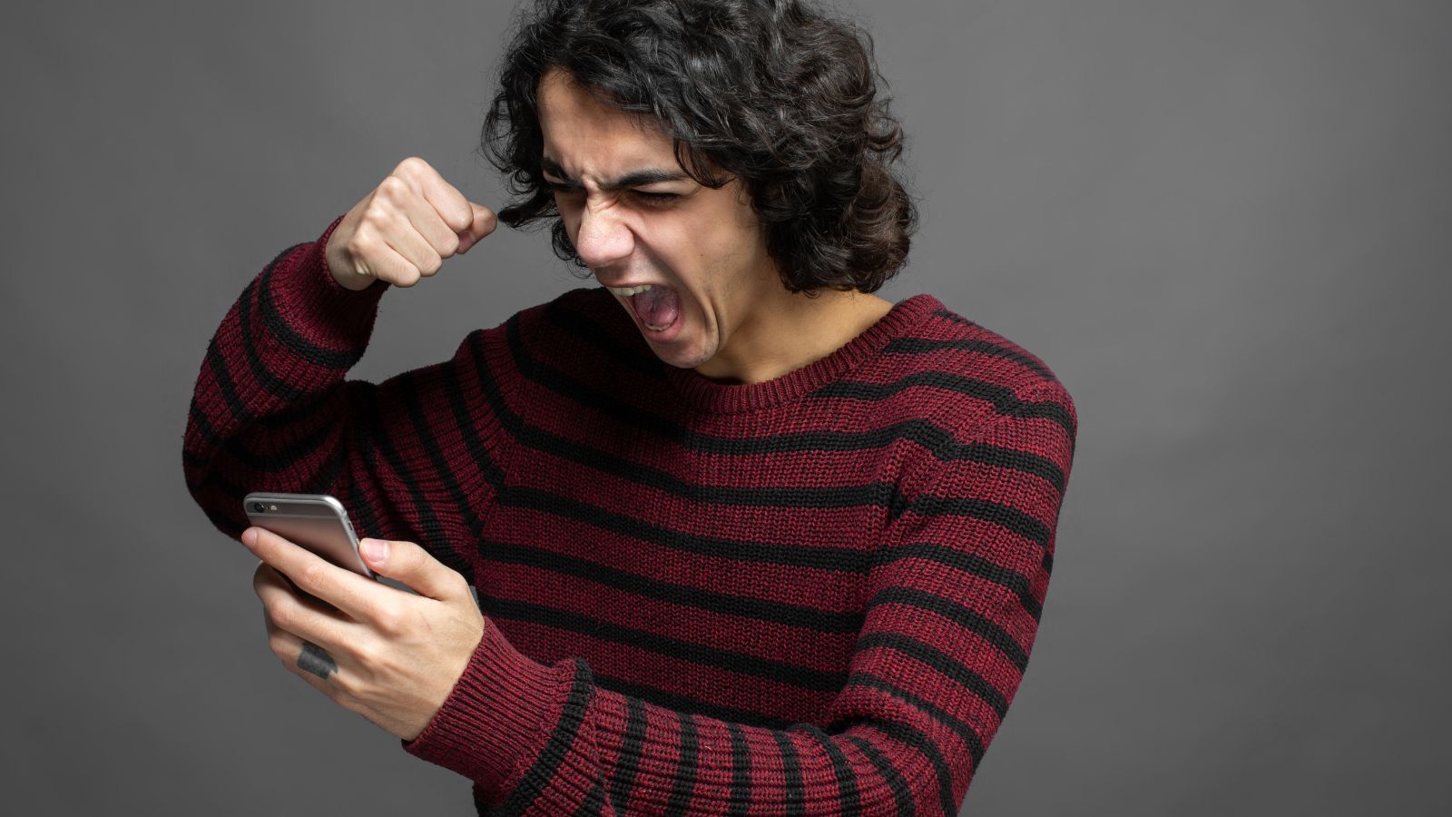 Homem irritado com celular