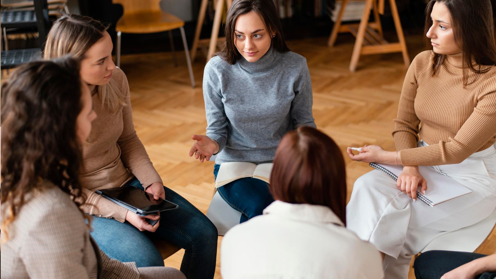 Grupo de mulheres conversando