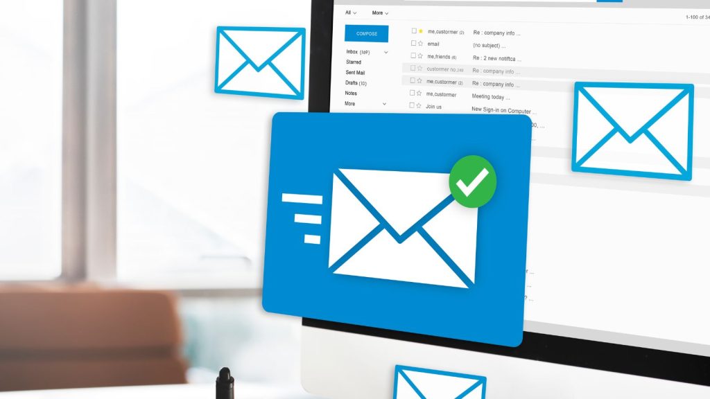 Caixa de e-mail saindo de notebook