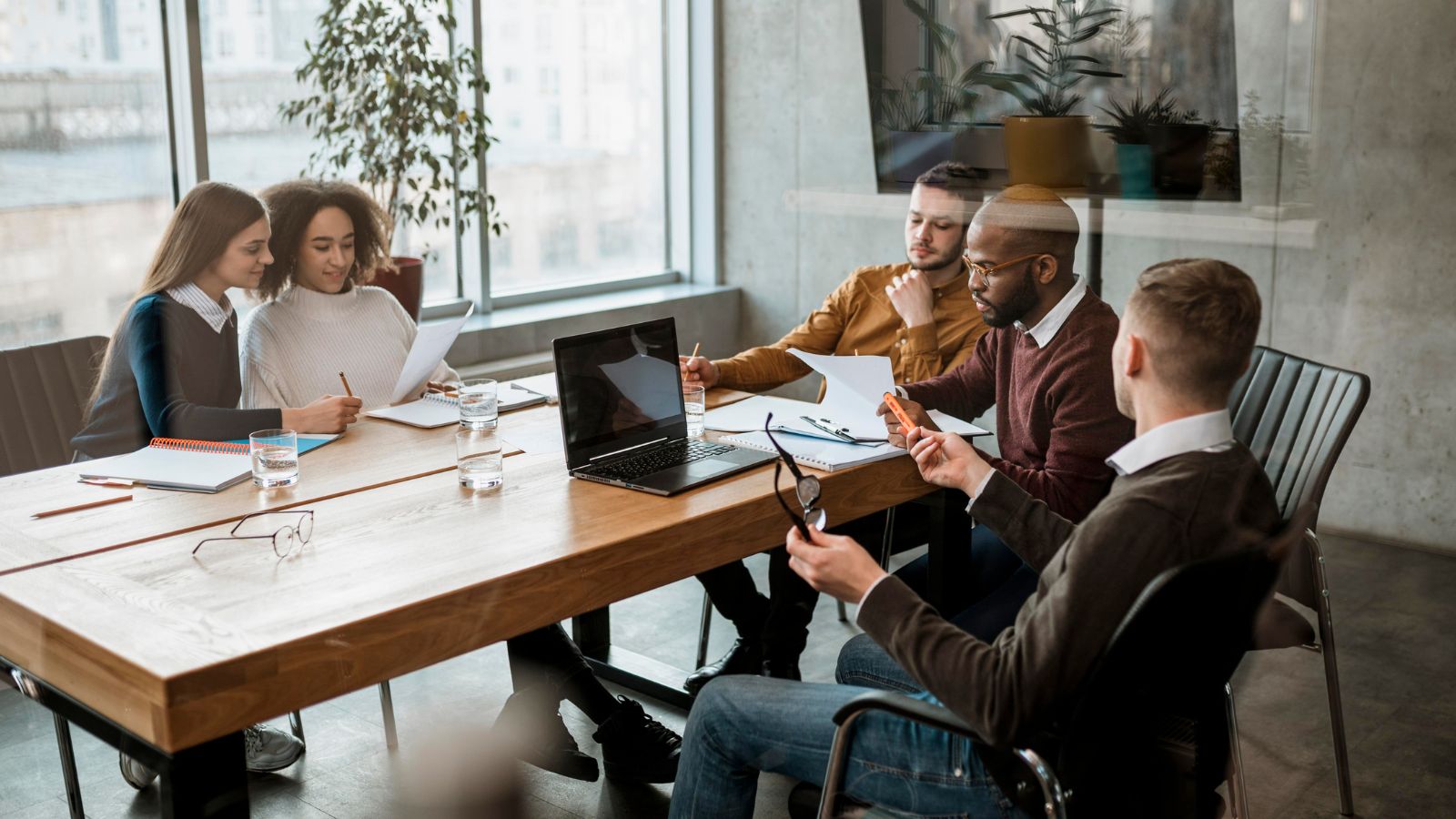 Grupo em reunião no trabalho