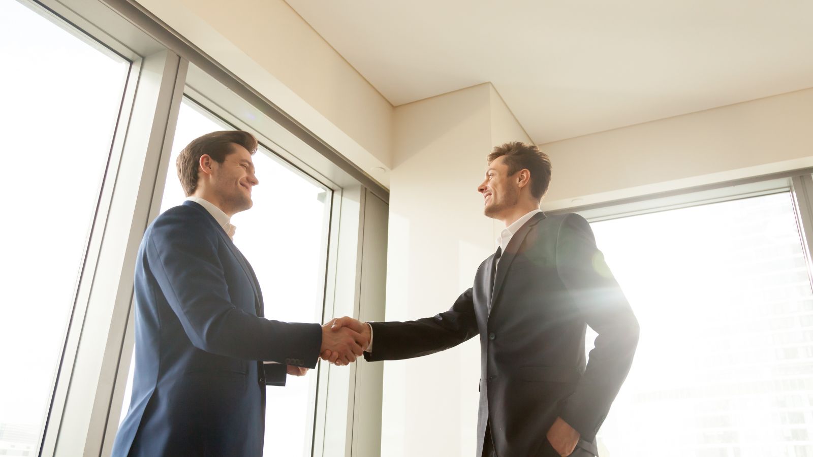 Homens apertando a mão