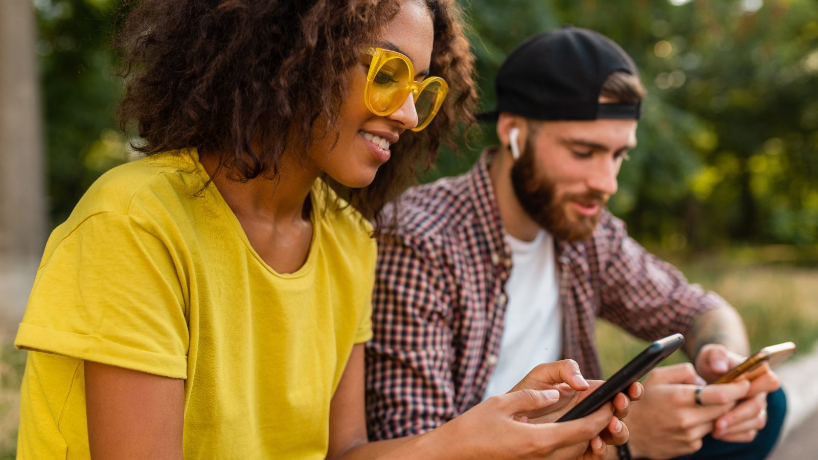 Jovens usando celular em parque