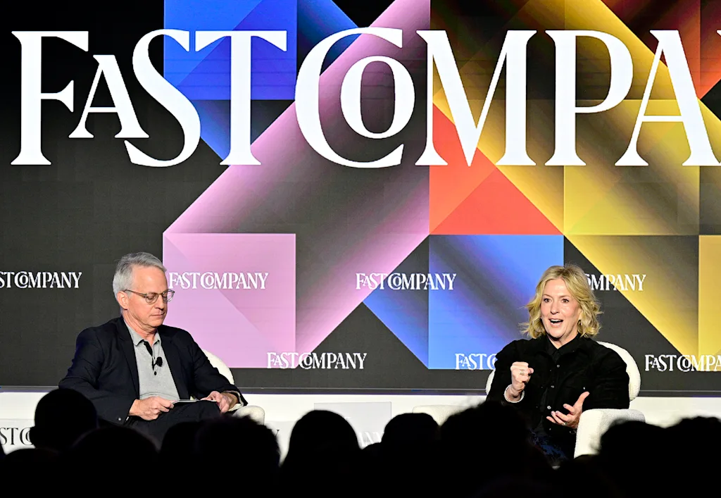 a escritora e pesquisadora Brené Brown com o editor  da Fast Company Jon Gluck