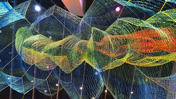 escultura com fios  representa o aquecimento global