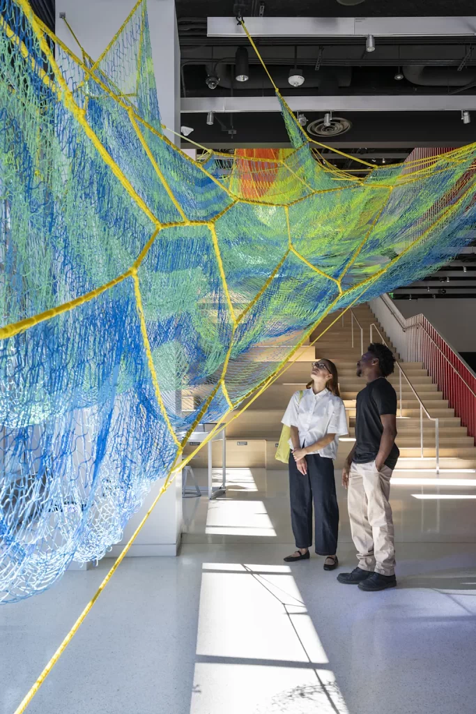 escultura com fios representa o aquecimento global