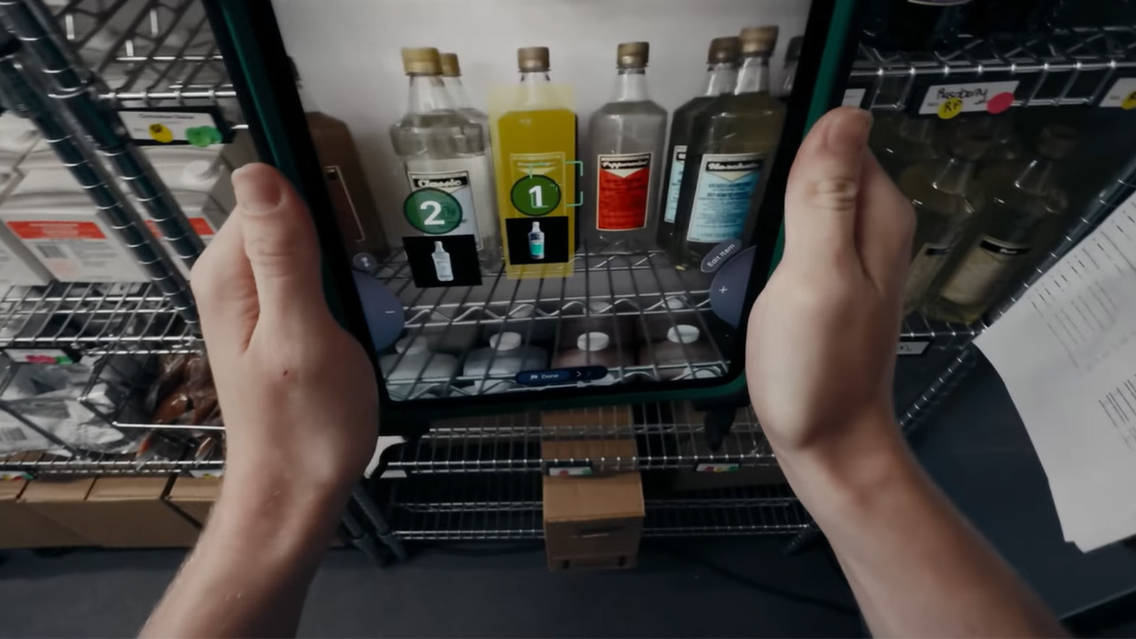 Funcionário da Starbucks usa tablet para fazer controle de estoque da loja