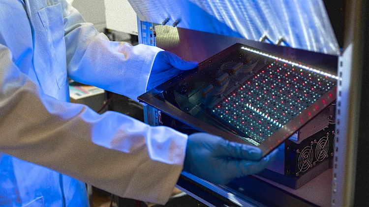 painéis solares com luz artificial