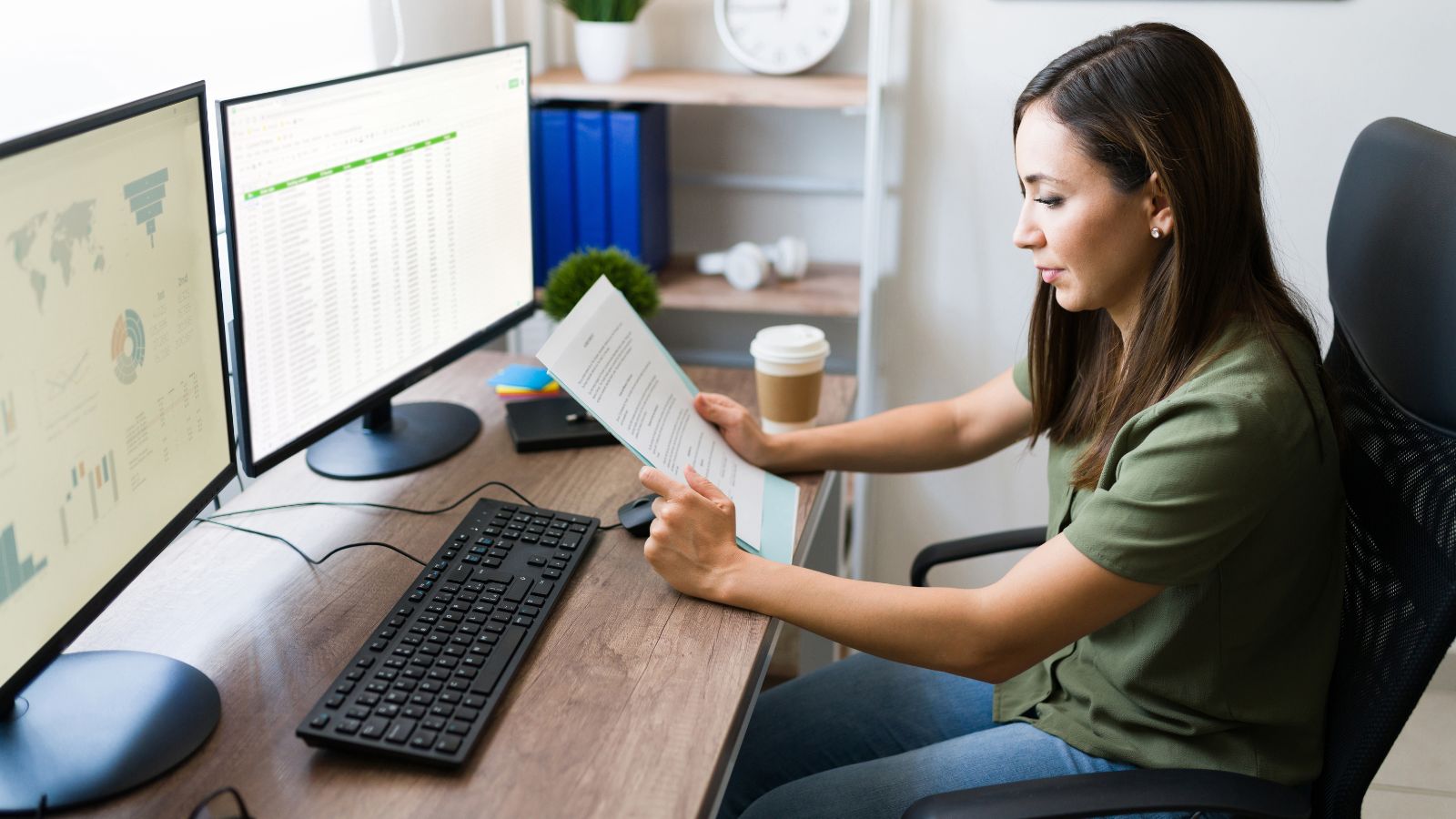 Mulher com planilha aberta em computador