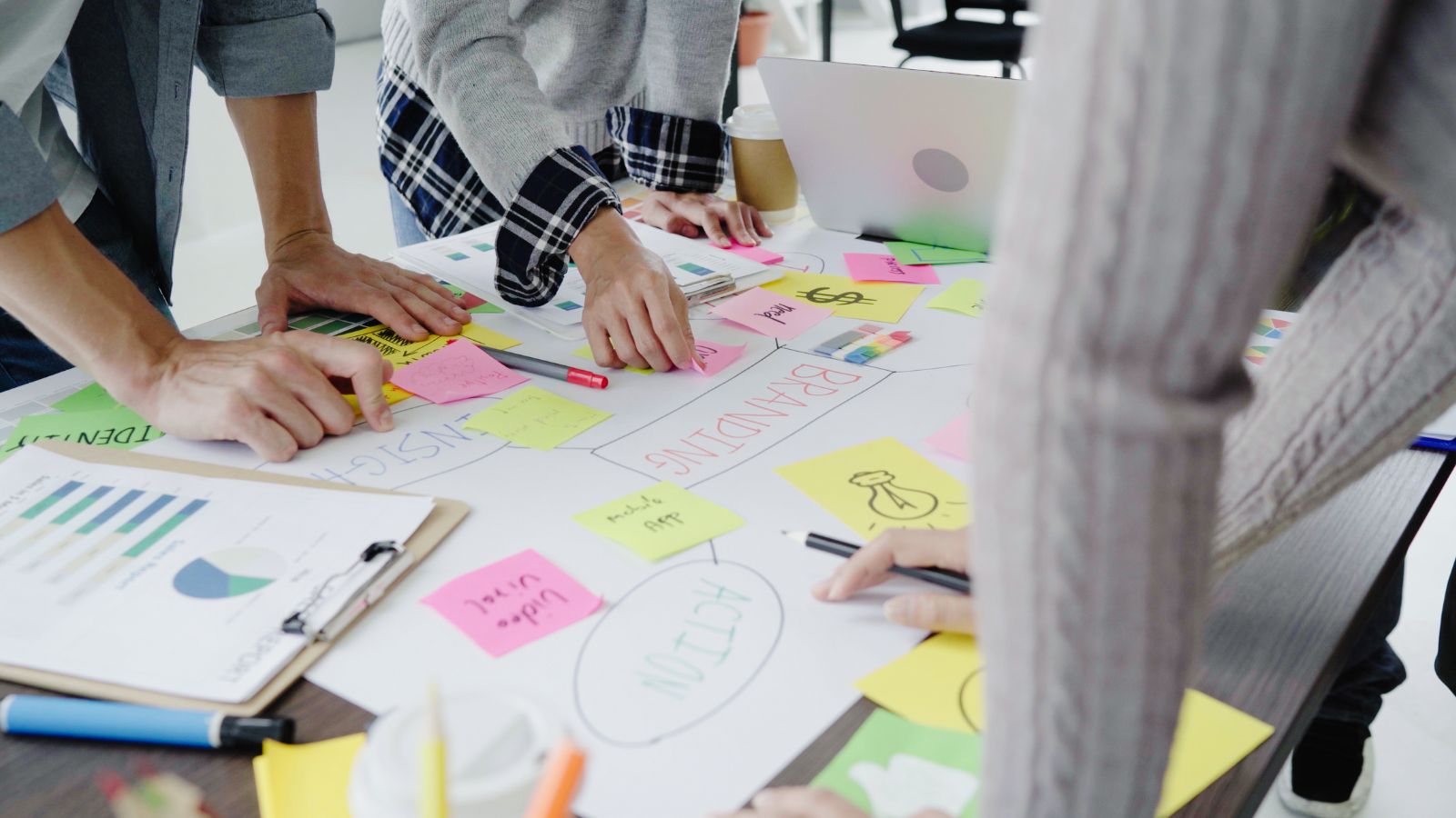 Grupo em reunião fazendo anotações