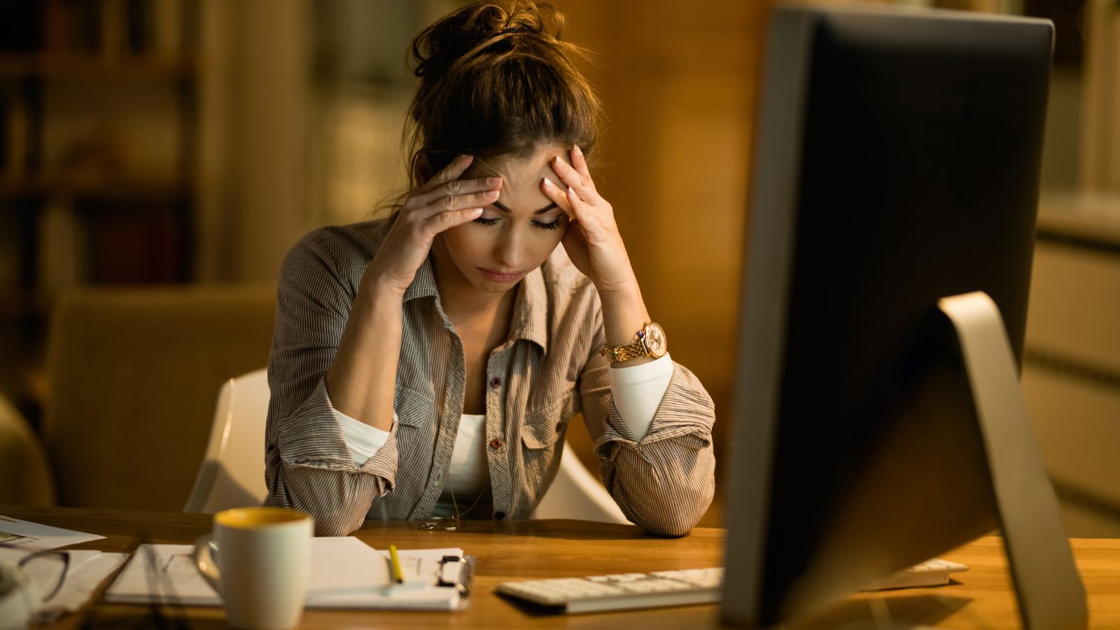 Mulher estressada no trabalho