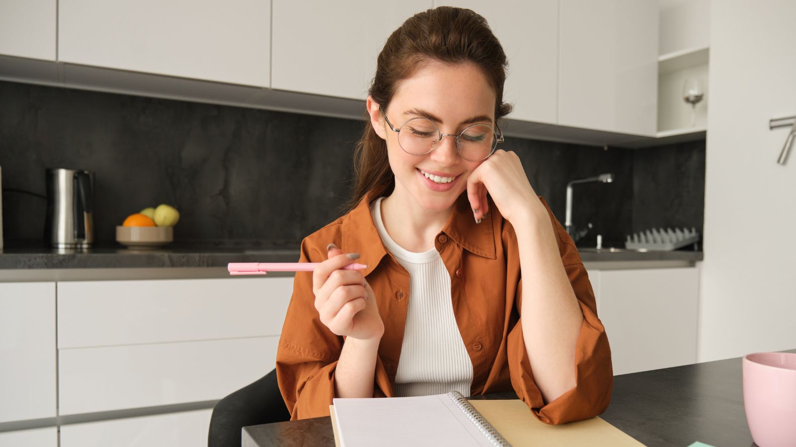 Mulher organizando rotina