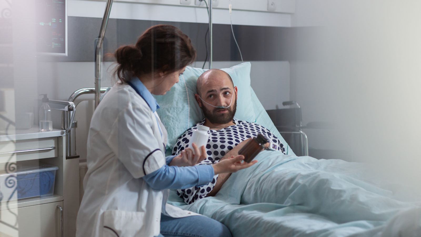 Homem em hospital com enfermeira