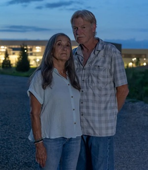 Beverly e Jeff Morris em frente ao data center da Meta instalado no estado da Geórgia, nos EUA 
