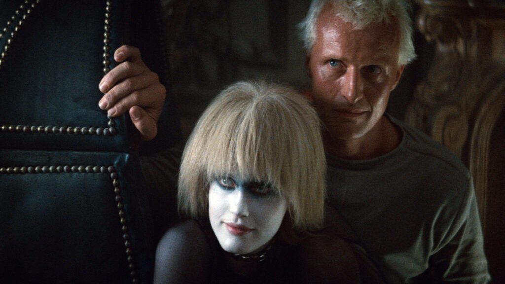 Daryl Hannah e Rutger Hauer no filme "Blade Runner, o caçador de androides"
