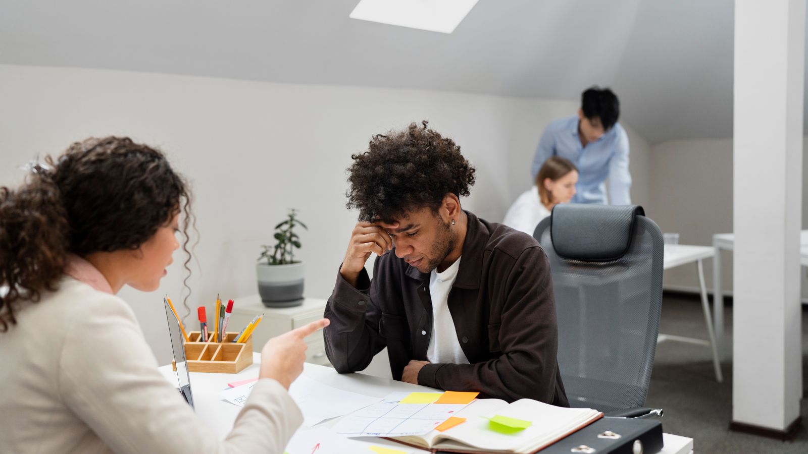 Equipe conversando trabalhos