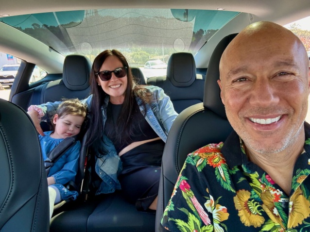 David Risher, CEO do Lyft, dirige um carro de aplicativo com passageira e filho no banco de trás