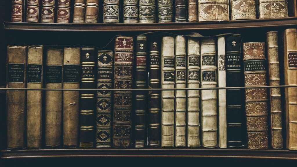 Livros capa dura em biblioteca