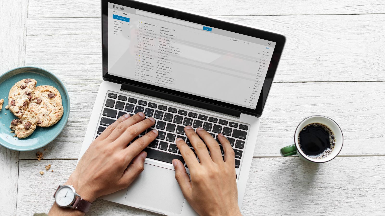 Homem gerenciando e-mails