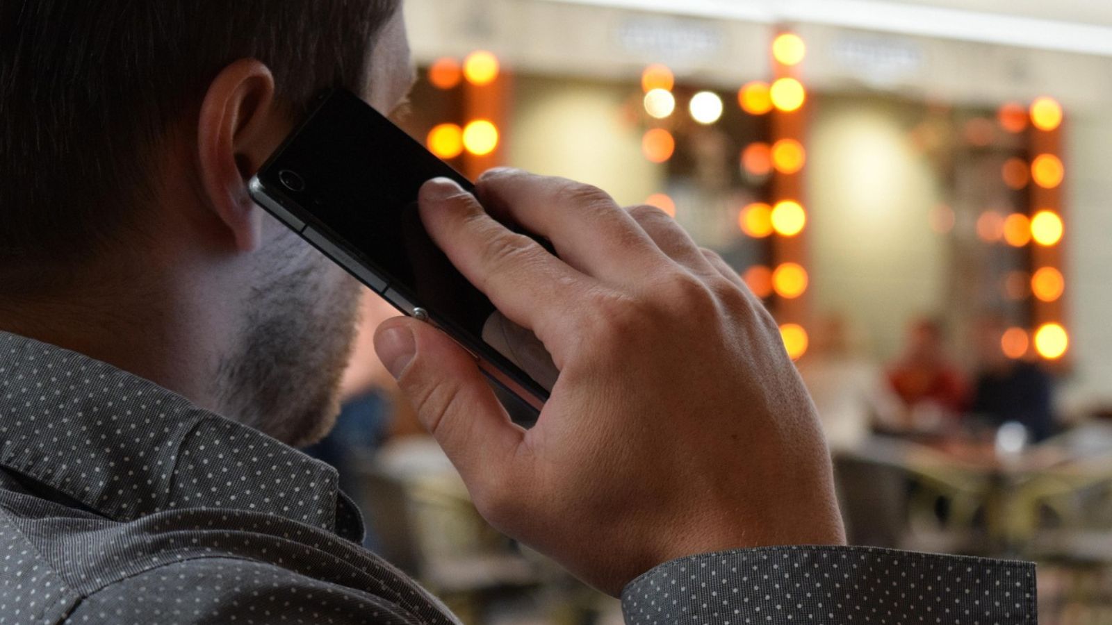 Pessoa falando no celular