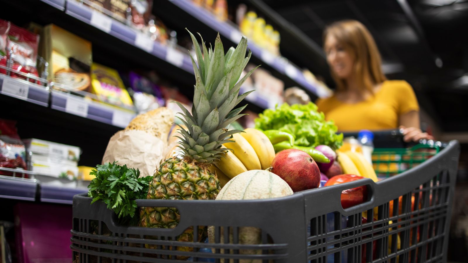 Carrinho de mercado com alimentos