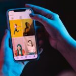 Pessoa mexendo no Instagram