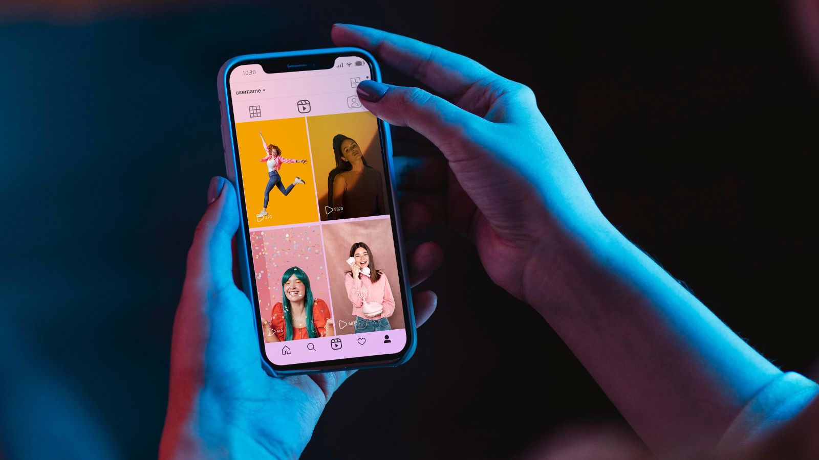 Pessoa mexendo no Instagram