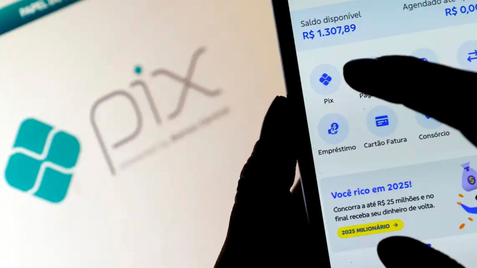 Celular aberto no pix