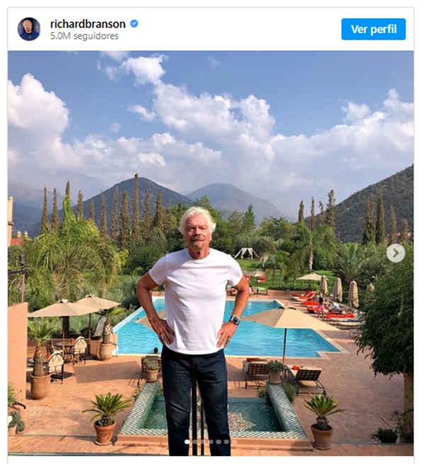 Richard Branson, do Grupo Virgin, em frente à piscina