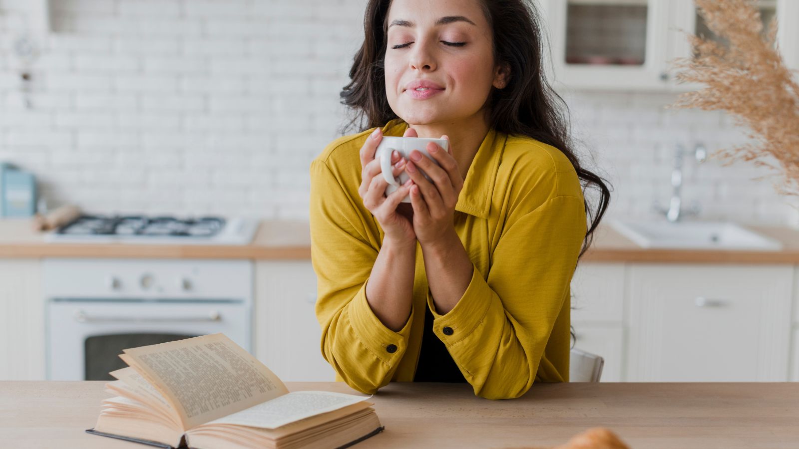 Mulher tomando café em casa