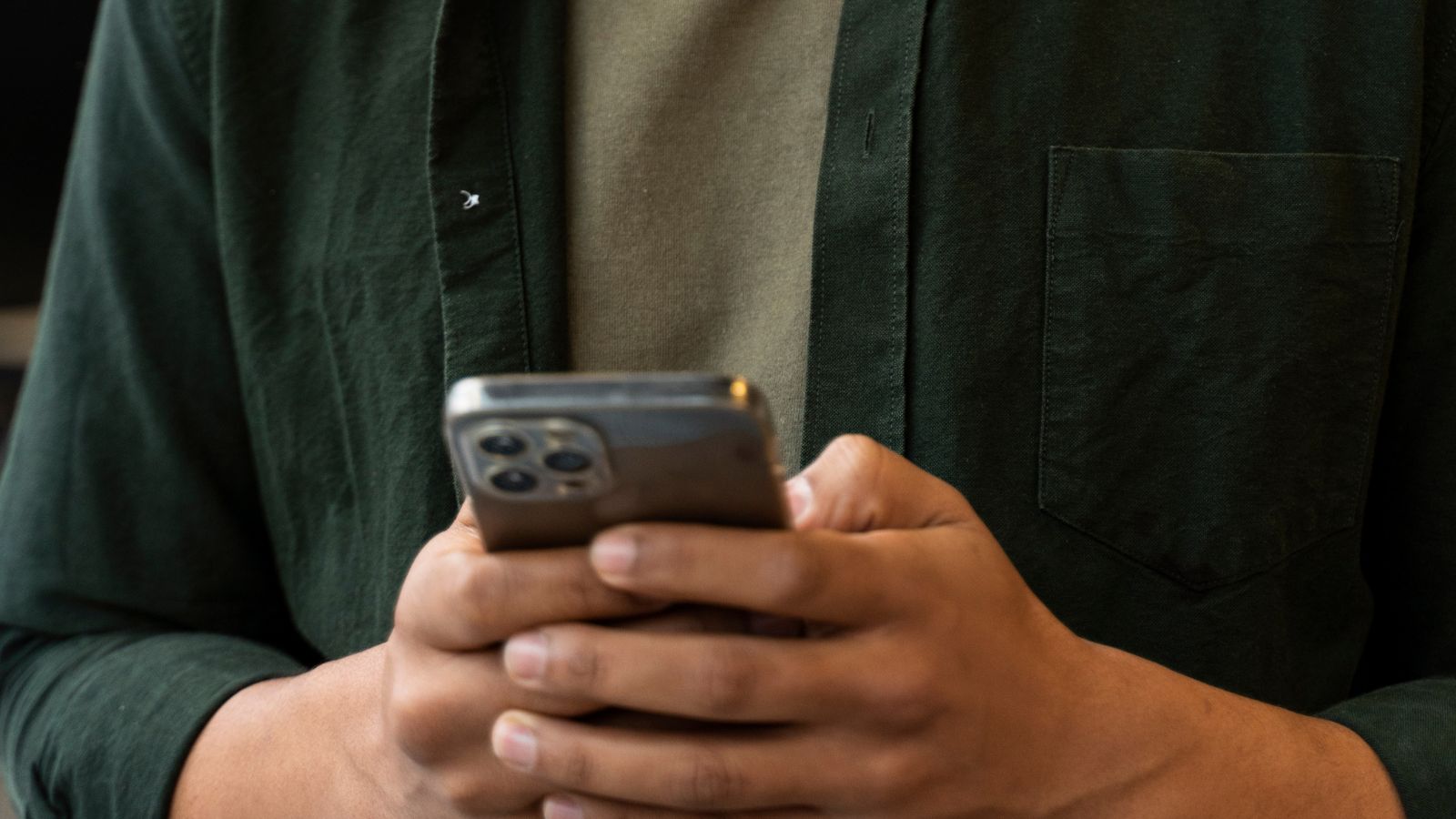 Homem mexendo no celular