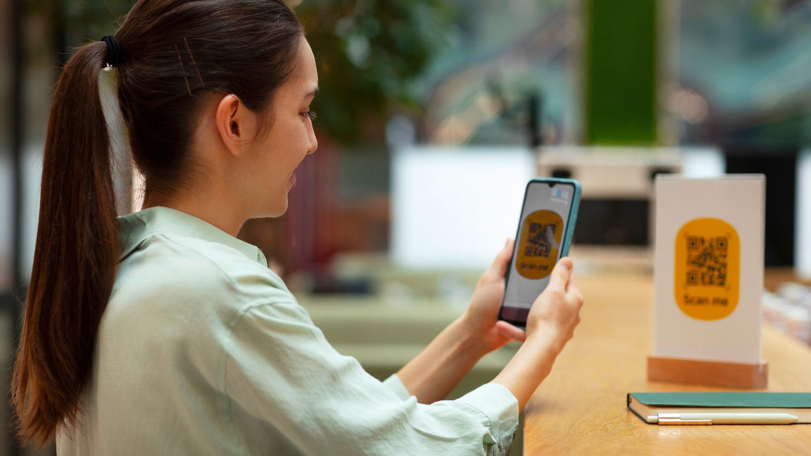 Mulher escaneando QR code