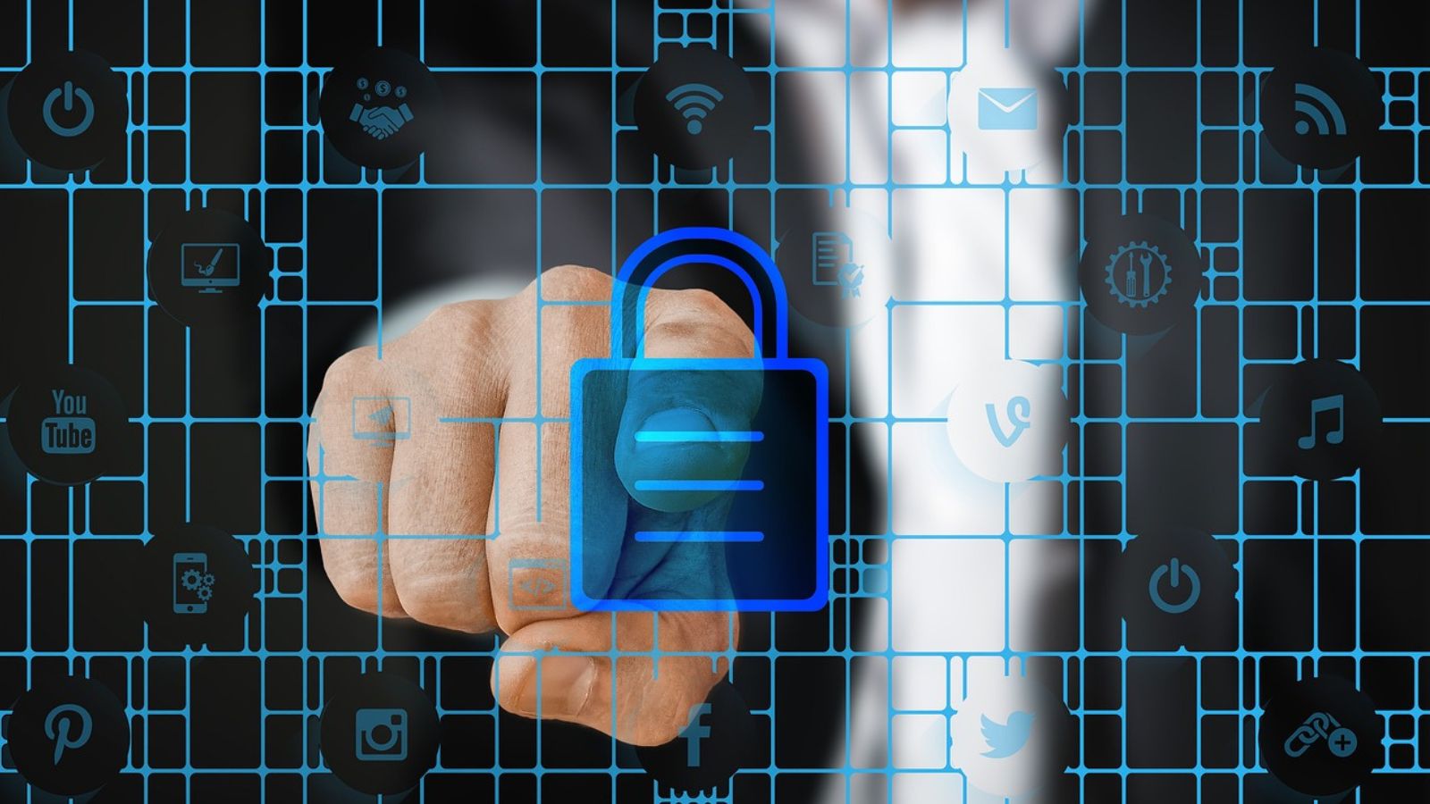 Homem apontando para cadeado azul na tela