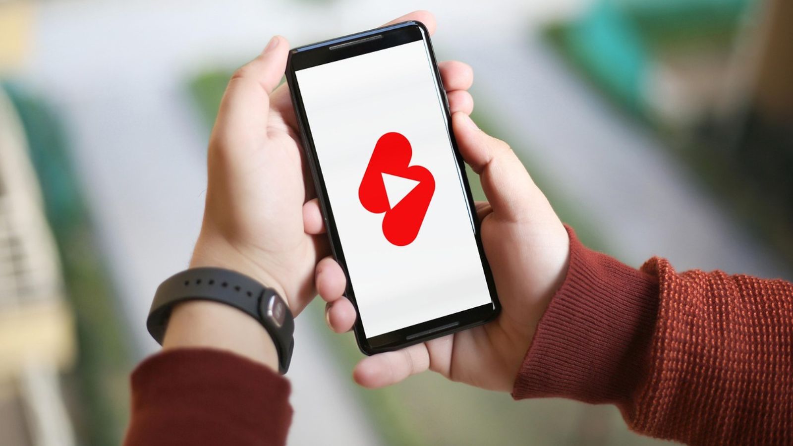 Celular acessando YouTube