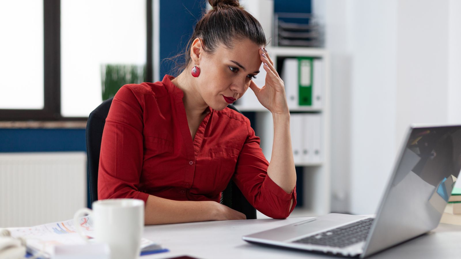 Mulher trabalhando triste