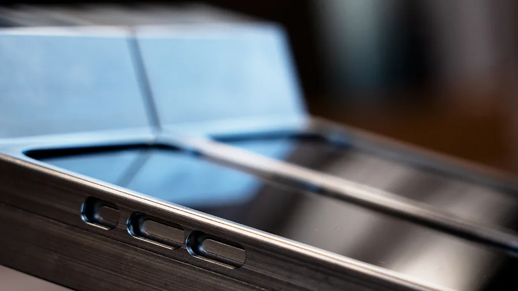 celular com capa de aço para desestimular o uso do aparelho