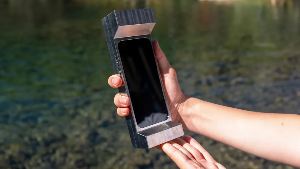 celular com capa de aço para desestimular o uso do aparelho